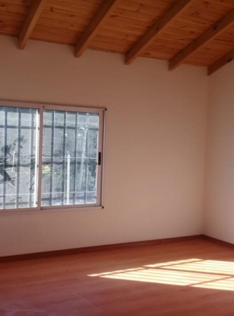 DUPLEX AMPLIO A ESTRENAR CON ENTRADA DE VEHICULO.