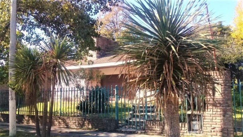 CHALET DE 4 AMB. CON PARQUE