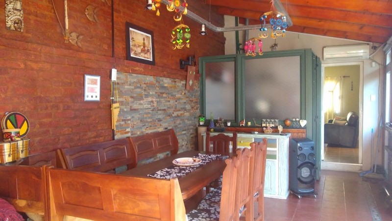 CASA 4 AMB.  GARAGE / 2 VEHICULOS/FONDO LIBRE