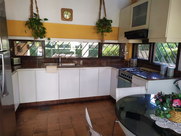 HERMOSO CHALET  5 AMB. PISCINA/PARQUE  (BARRIO LOS NOGALES)