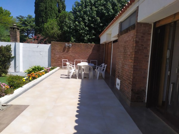 HERMOSO CHALET  5 AMB. PISCINA/PARQUE  (BARRIO LOS NOGALES)