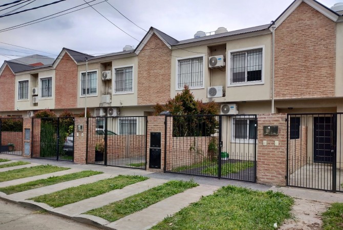 DUPLEX 3 AMB. CON COCHERA Y FONDO LIBRE
