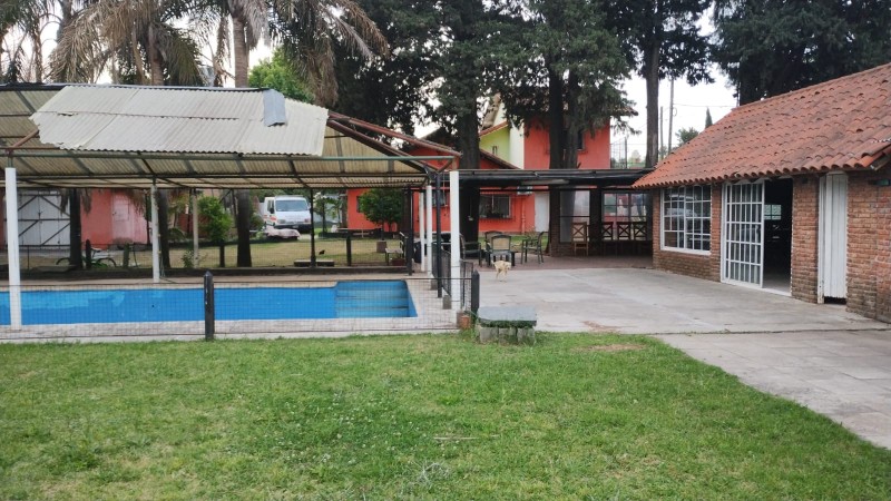 IMPORTANTE CHALET 4 AMB. 2.800 M2.C/ PARQUE/ QUINCHO/ PISCINA   