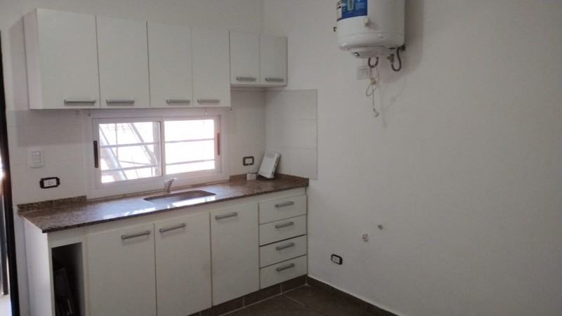 DEPARTAMENTO DE 2 AMBIENTES C/ BALCON Y COCHERA