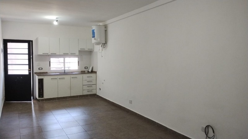 DEPARTAMENTO DE 2 AMBIENTES C/ BALCON Y COCHERA