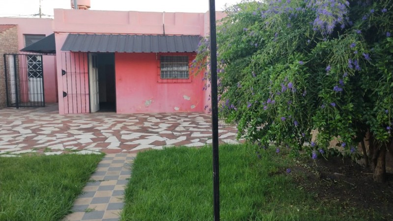 CASA  3 AMB. ENTRADA AUTO/ QUINCHO Y JARDIN