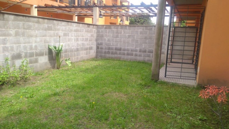 DEPARTAMENTO   3 AMB.  PLANTA BAJA C/JARDIN Y COCHERA (COMPLEJO CERRADO)