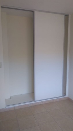 DEPARTAMENTO   3 AMB.  PLANTA BAJA C/JARDIN Y COCHERA (COMPLEJO CERRADO)