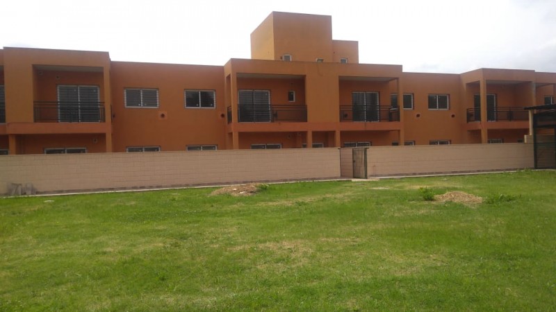 DEPARTAMENTO   3 AMB.  PLANTA BAJA C/JARDIN Y COCHERA (COMPLEJO CERRADO)