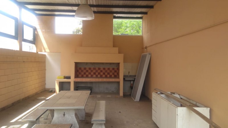 DEPARTAMENTO   3 AMB.  PLANTA BAJA C/JARDIN Y COCHERA (COMPLEJO CERRADO)