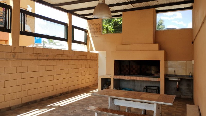 DEPARTAMENTO   3 AMB.  PLANTA BAJA C/JARDIN Y COCHERA (COMPLEJO CERRADO)
