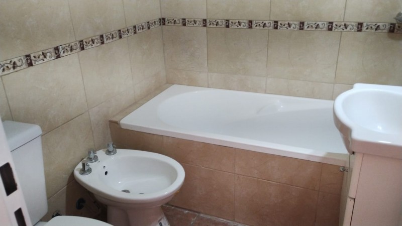 DEPARTAMENTO   3 AMB.  PLANTA BAJA C/JARDIN Y COCHERA (COMPLEJO CERRADO)
