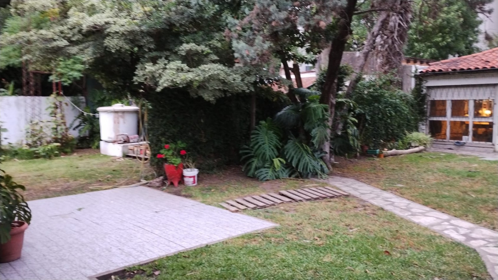 CHALET 4 AMB. C/ COCHERA/ QUINCHO Y PARQUE (CTRO. SAN MIGUEL)