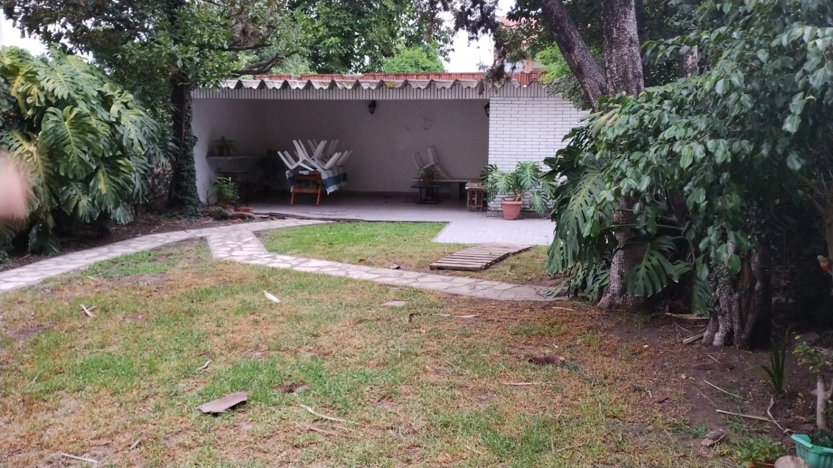 CHALET 4 AMB. C/ COCHERA/ QUINCHO Y PARQUE (CTRO. SAN MIGUEL)