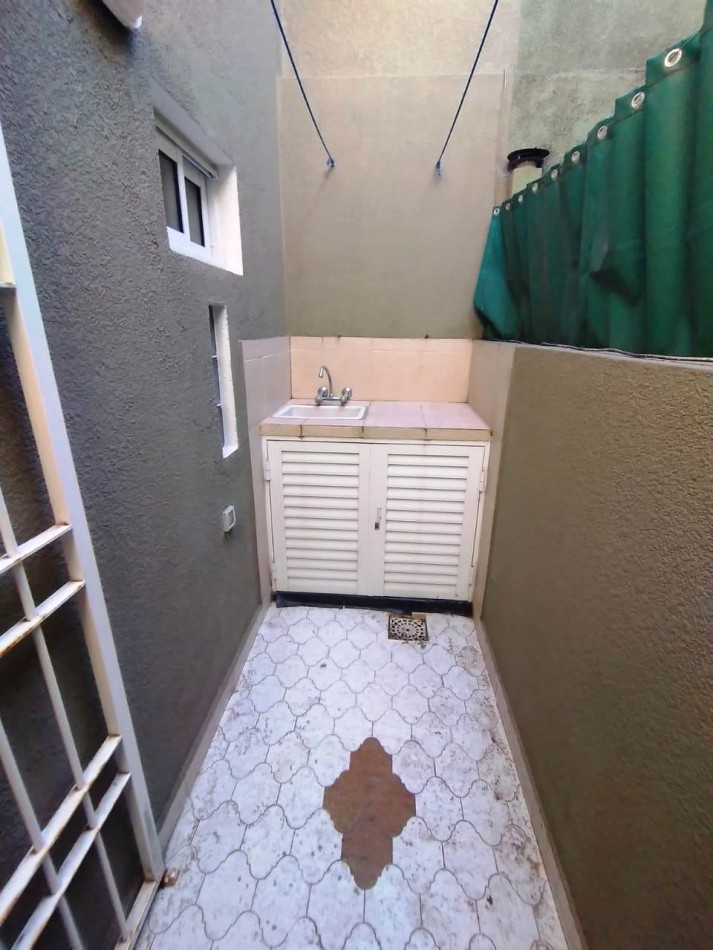 VILLA GESELL ( COSTA ATLANTICA)   DEPTO. 2 AMB. AMOBLADO A NUEVO  AV. 3 N° 2317  E/ PASEOS 123 Y 124