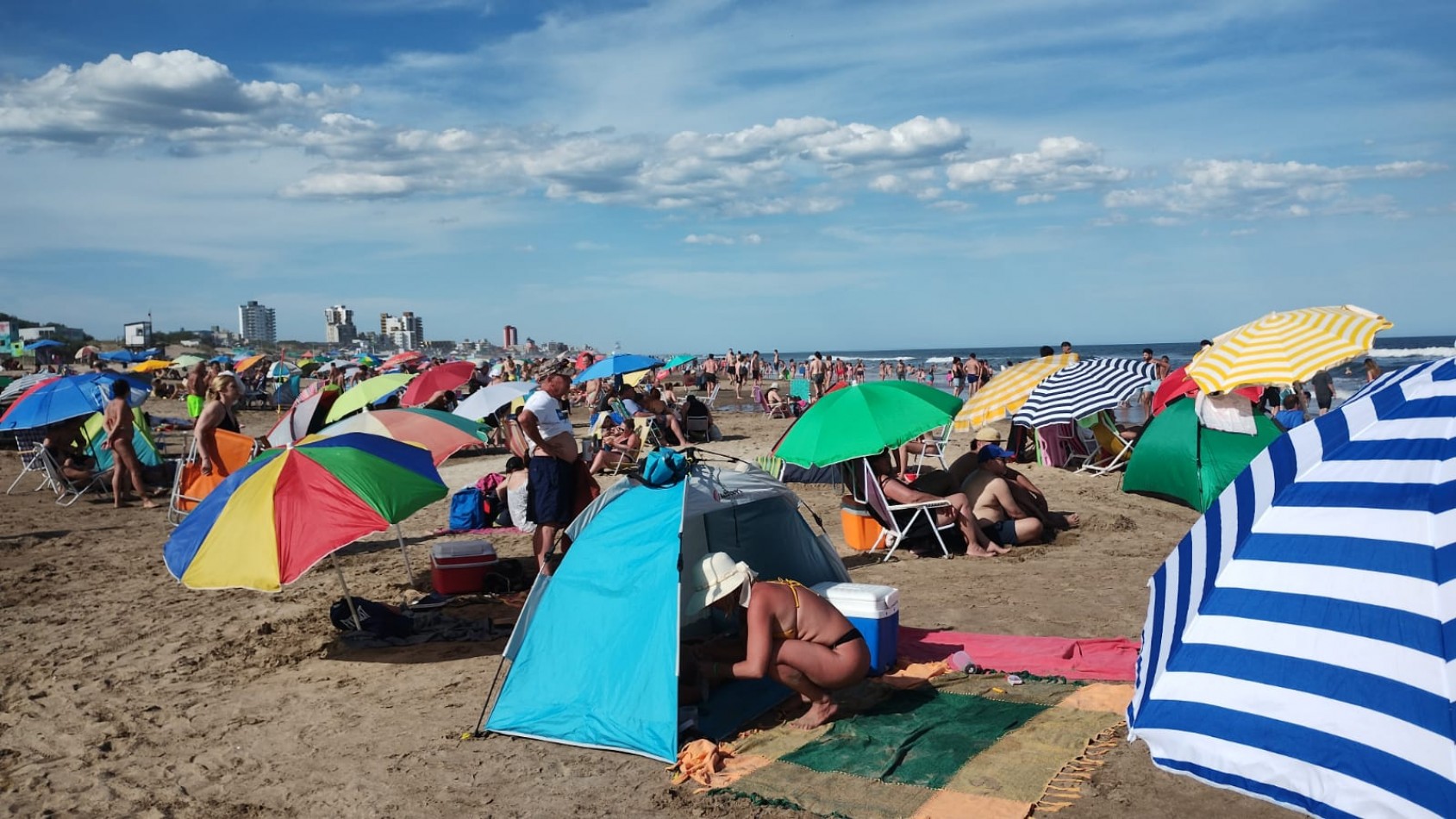 VILLA GESELL (COSTA ATLANTICA) CHALET 4 AMB. AMOBLADO + DEPTO. 2 AMB. A 500 M. DE PLAYA