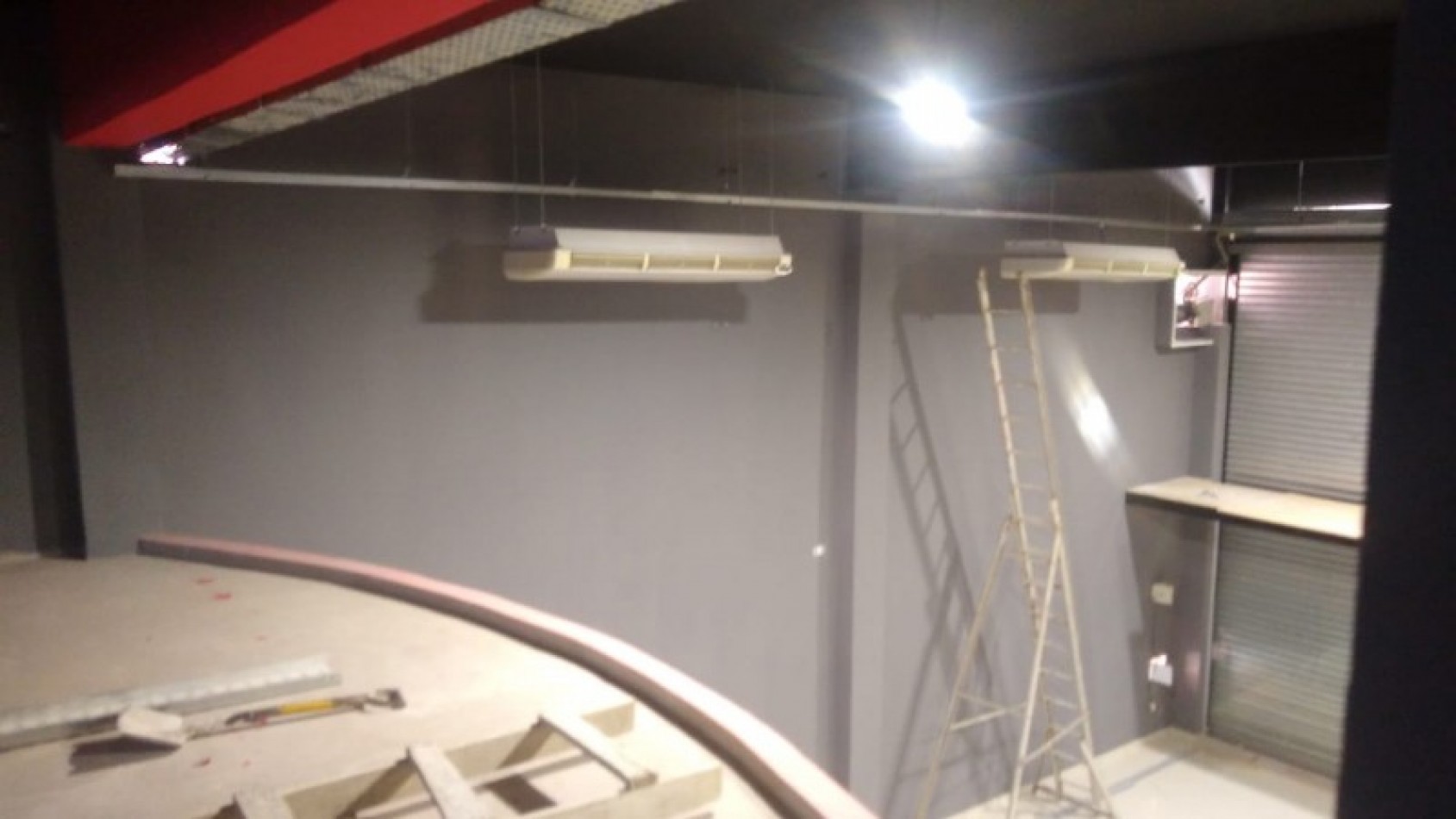 LOCAL 300 M2. C/ ENTREPISO / 2 GALPONES / ESPACIO AEREO P/ CONSTRUIR 2 PISOS/ LOTE 700 M2. 