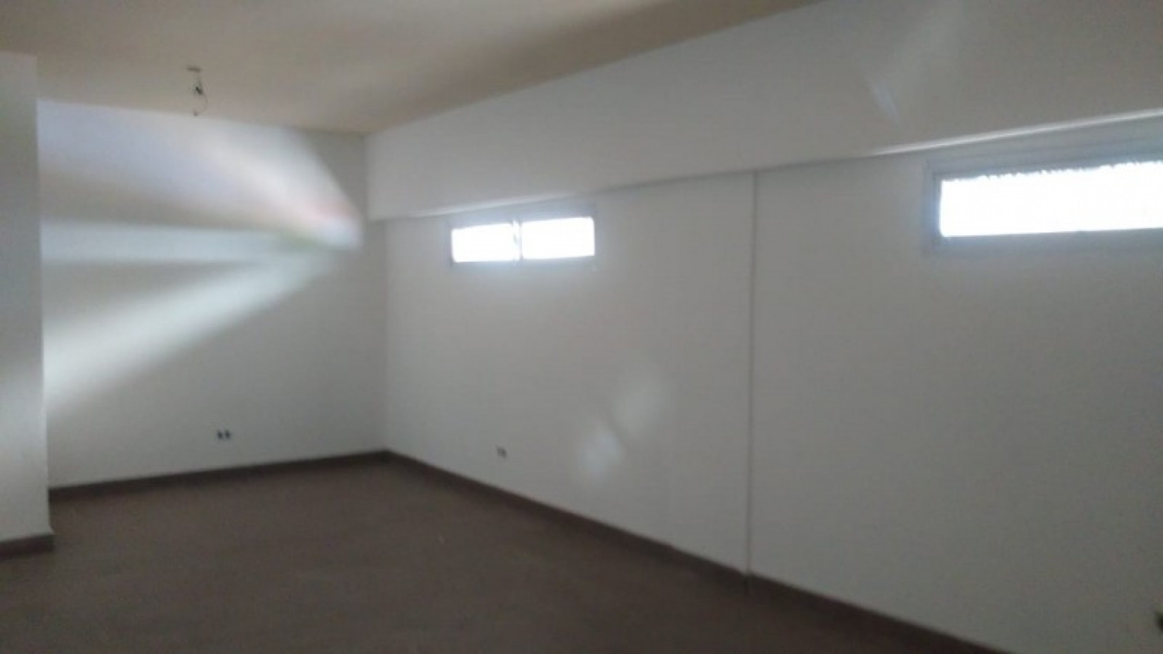 LOCAL 300 M2. C/ ENTREPISO / 2 GALPONES / ESPACIO AEREO P/ CONSTRUIR 2 PISOS/ LOTE 700 M2. 