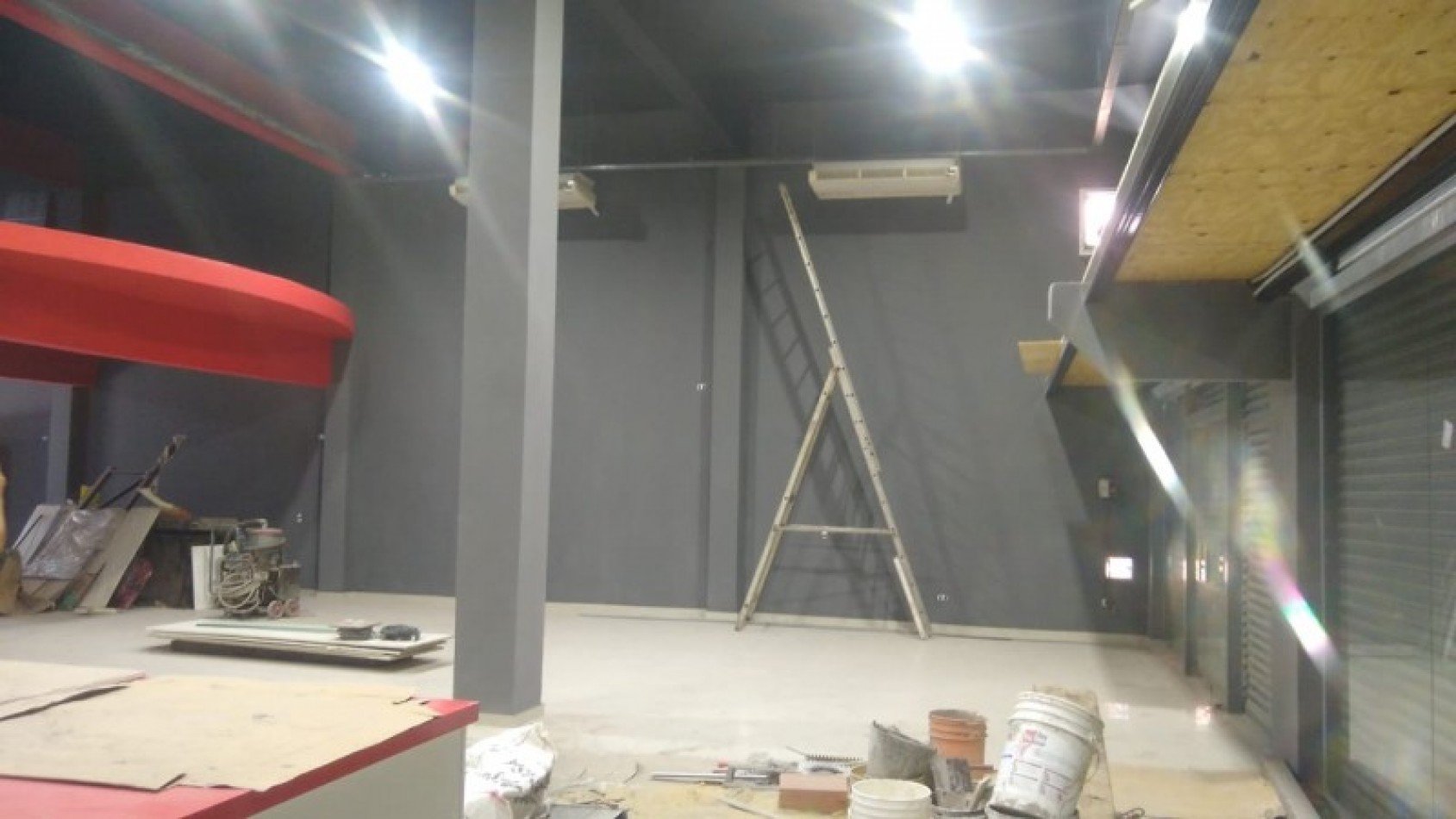 LOCAL 300 M2. C/ ENTREPISO / 2 GALPONES / ESPACIO AEREO P/ CONSTRUIR 2 PISOS/ LOTE 700 M2. 