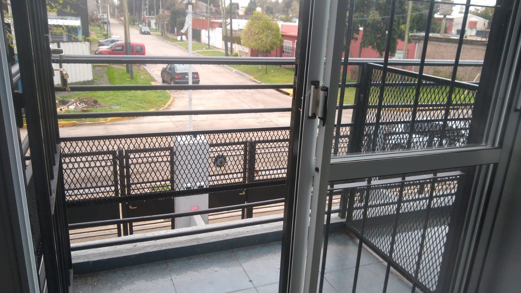 DUPLEX 3 AMB.  C/PATIO Y ENTRADA DE AUTO