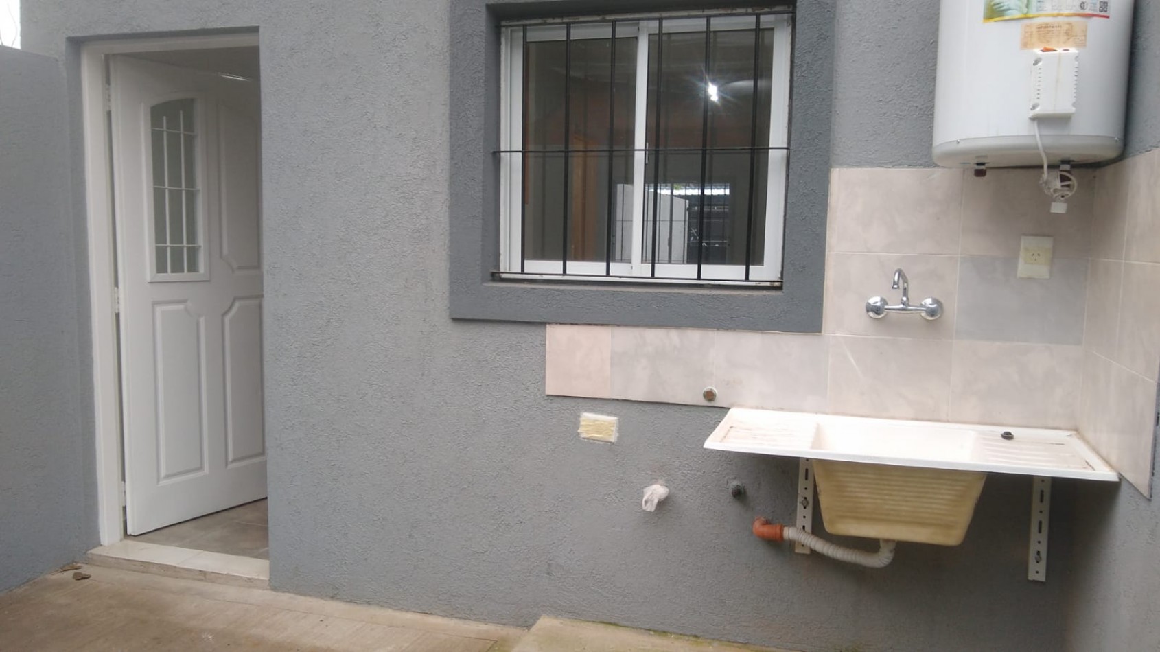 DUPLEX 3 AMB.  C/PATIO Y ENTRADA DE AUTO