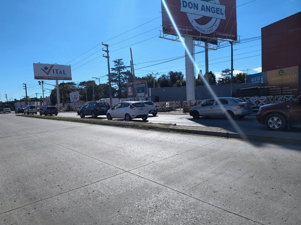 EXCLUSIVO PREDIO SOBRE RUTA 8- LOTE ESQUINA 1.800 M2. GALPON 570 M2. UNICO!!!