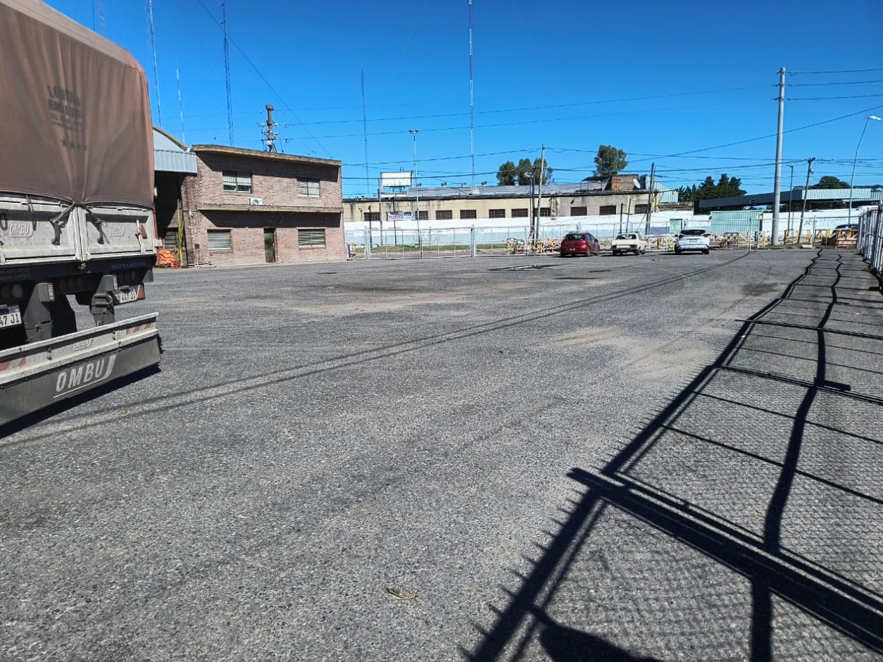 EXCLUSIVO PREDIO SOBRE RUTA 8- LOTE ESQUINA 1.800 M2. GALPON 570 M2. UNICO!!!