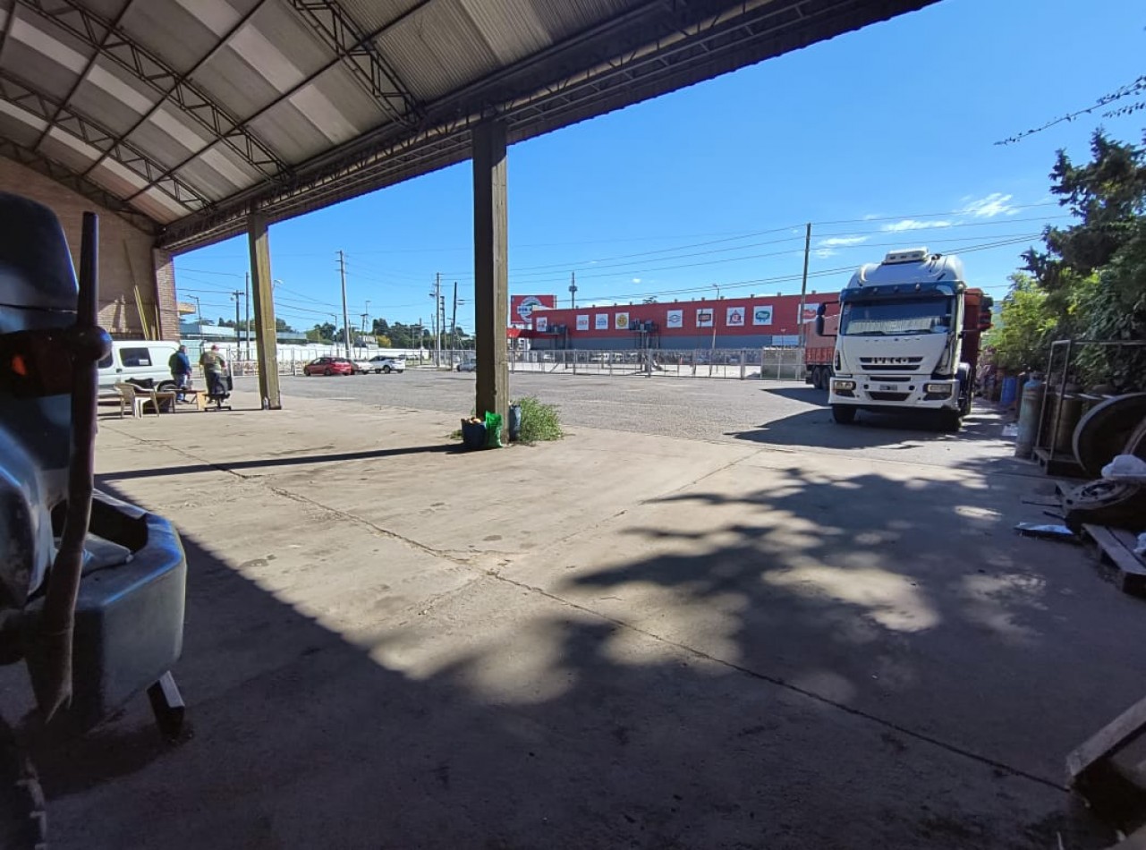 EXCLUSIVO PREDIO SOBRE RUTA 8- LOTE ESQUINA 1.800 M2. GALPON 570 M2. UNICO!!!