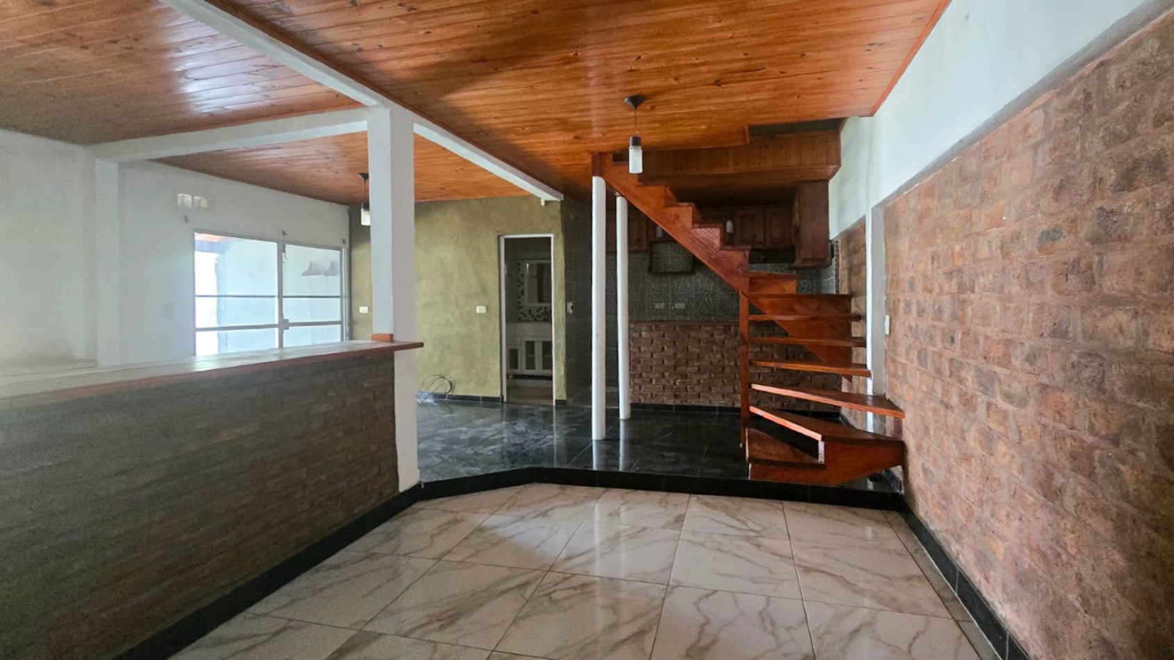 CASA DE 4 AMB.CON PARQUE Y ENTRADA P/ VARIOS AUTOS
