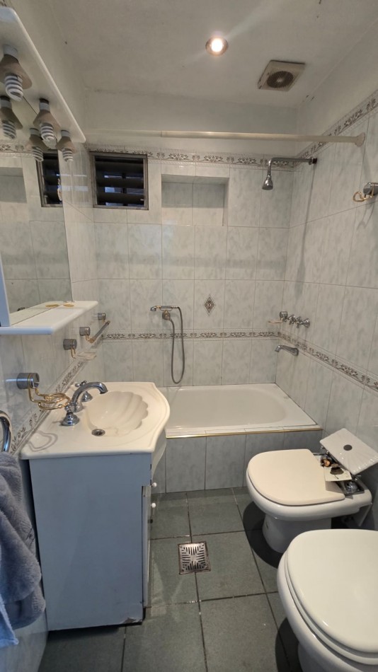 CASA 3 AMB. ENTRADA AUTO/ PILETA, QUINCHO Y JARDIN