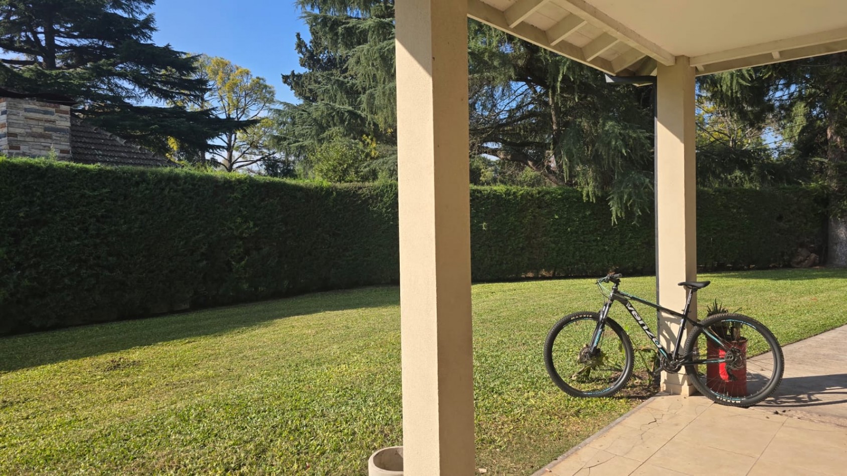 CASA 4 AMB. C/ PISCINA PARQUE QUINCHO Y ENTRADA AUTOS, BARRIO CERRADO 
