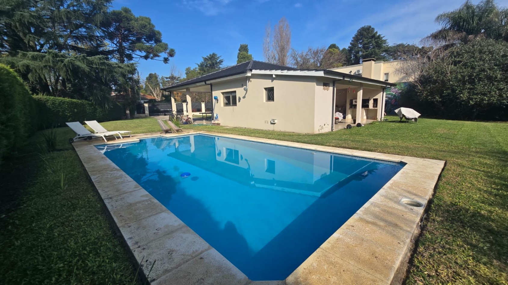 CASA 4 AMB. C/ PISCINA PARQUE QUINCHO Y ENTRADA AUTOS, BARRIO CERRADO 