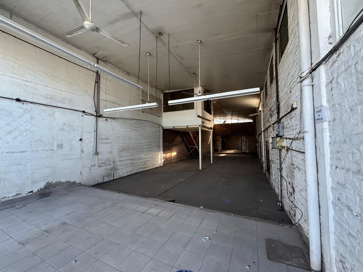 LOCAL 156 M2 C/ ENTREPISO Y DEPOSITO