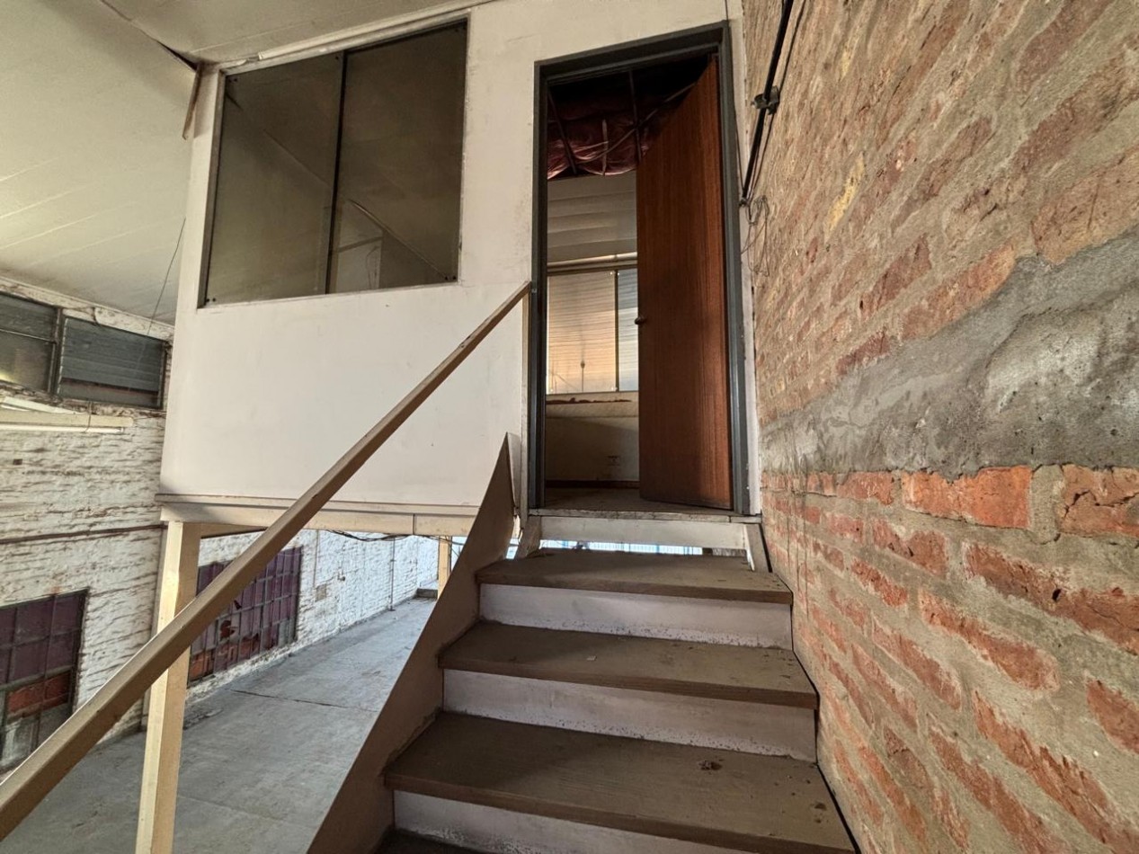 LOCAL 156 M2 C/ ENTREPISO Y DEPOSITO