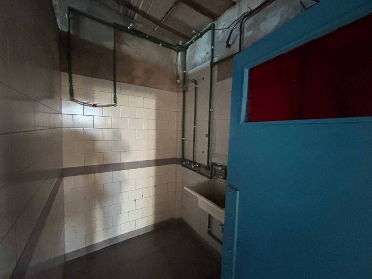 LOCAL 156 M2 C/ ENTREPISO Y DEPOSITO