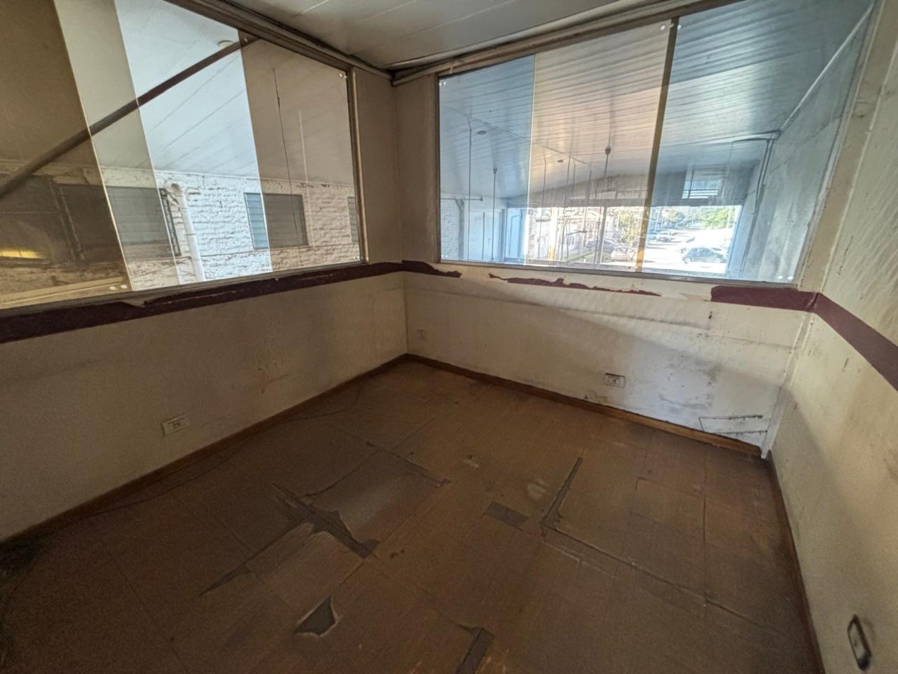 LOCAL 156 M2 C/ ENTREPISO Y DEPOSITO