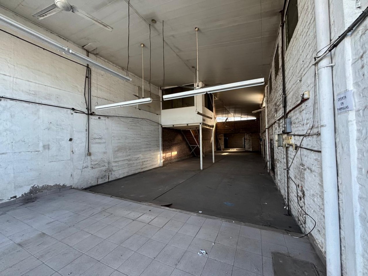 LOCAL 156 M2 C/ ENTREPISO Y DEPOSITO
