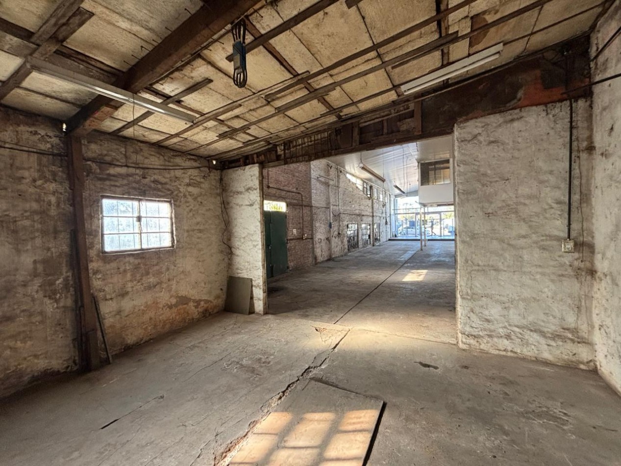 LOCAL 156 M2 C/ ENTREPISO Y DEPOSITO