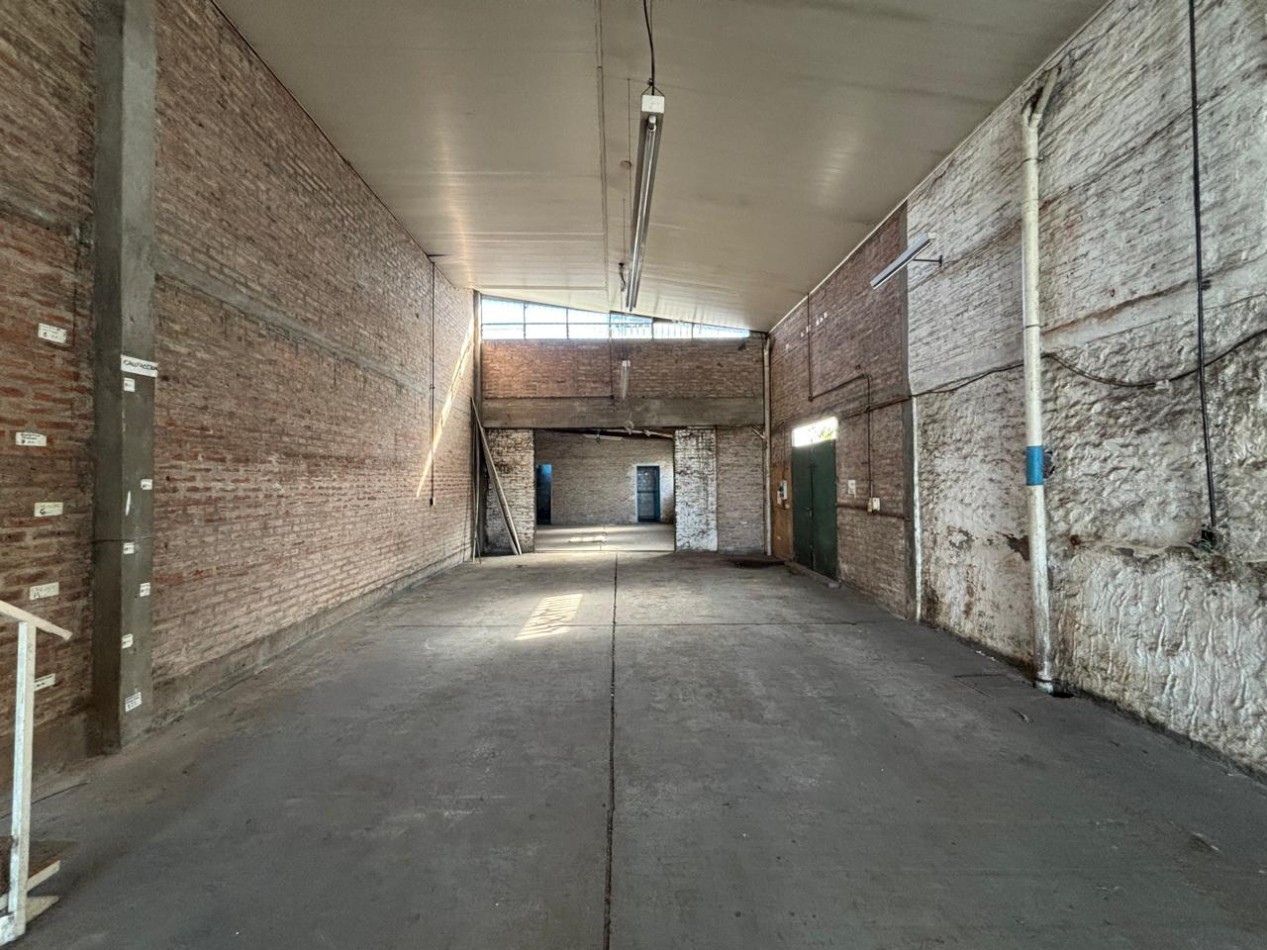 LOCAL 156 M2 C/ ENTREPISO Y DEPOSITO