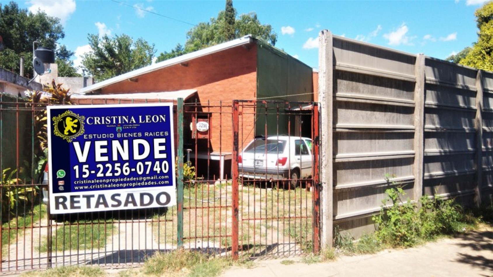 OPORTUNIDAD!!      CHALET 4 AMB. C/COCHERA Y JARDIN.