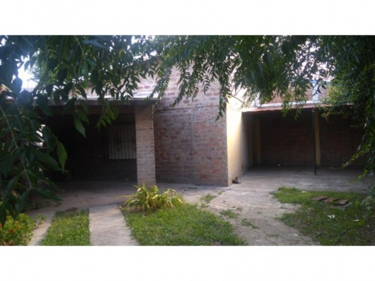 OPORTUNIDAD!!      CHALET 4 AMB. C/COCHERA Y JARDIN.