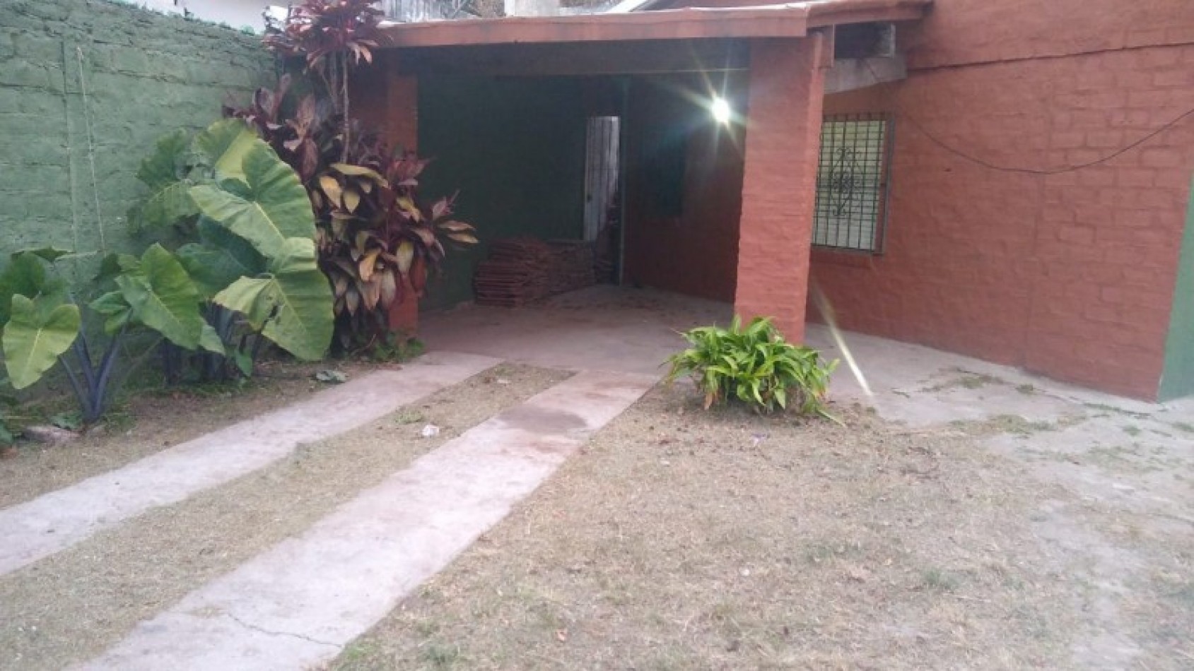 OPORTUNIDAD!!      CHALET 4 AMB. C/COCHERA Y JARDIN.