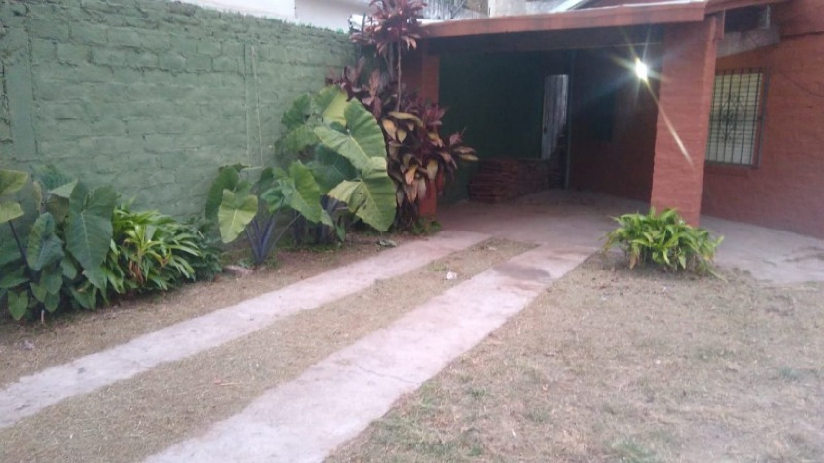 OPORTUNIDAD!!      CHALET 4 AMB. C/COCHERA Y JARDIN.