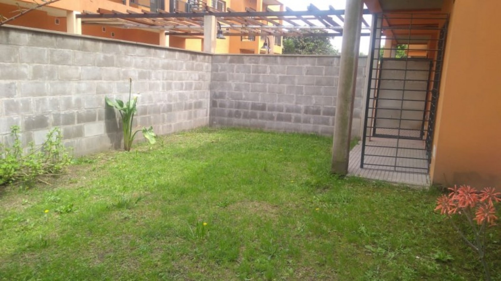 DEPARTAMENTO   3 AMB.  PLANTA BAJA C/JARDIN Y COCHERA (COMPLEJO CERRADO)