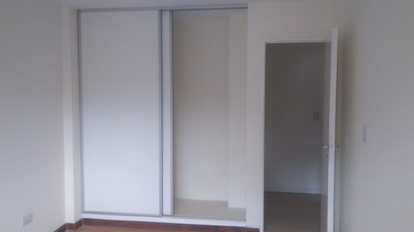 DEPARTAMENTO   3 AMB.  PLANTA BAJA C/JARDIN Y COCHERA (COMPLEJO CERRADO)
