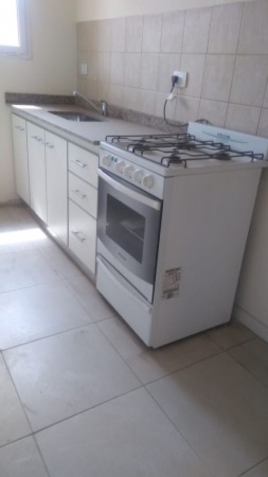 DEPARTAMENTO   3 AMB.  PLANTA BAJA C/JARDIN Y COCHERA (COMPLEJO CERRADO)