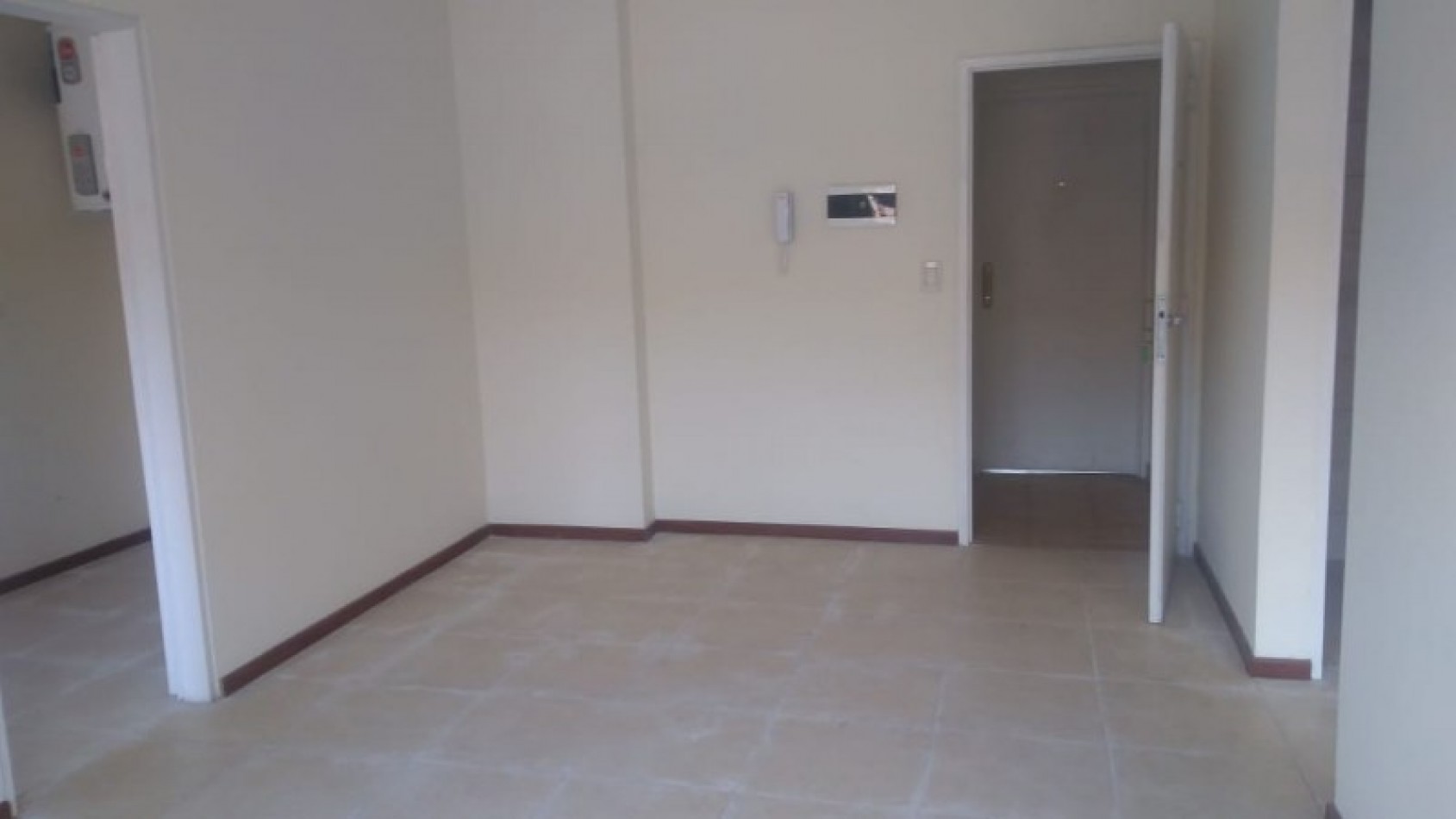 DEPARTAMENTO   3 AMB.  PLANTA BAJA C/JARDIN Y COCHERA (COMPLEJO CERRADO)