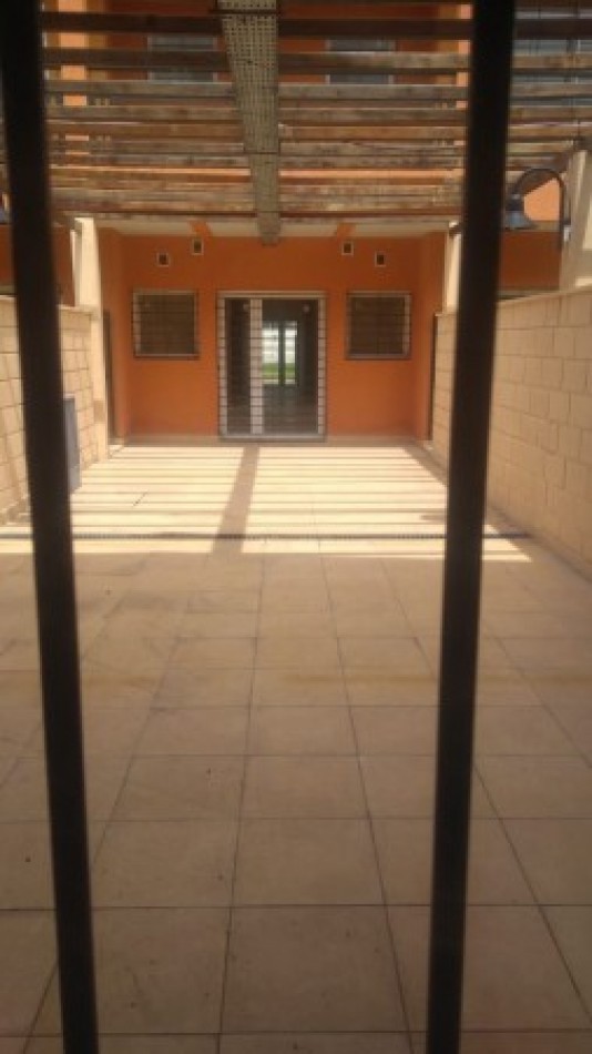 DEPARTAMENTO   3 AMB.  PLANTA BAJA C/JARDIN Y COCHERA (COMPLEJO CERRADO)