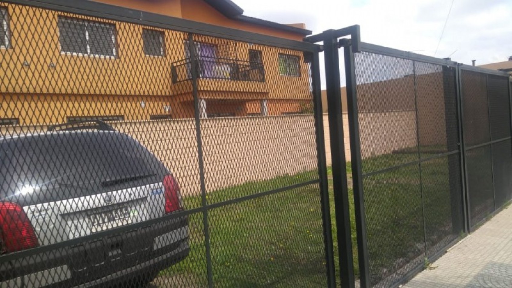DEPARTAMENTO   3 AMB.  PLANTA BAJA C/JARDIN Y COCHERA (COMPLEJO CERRADO)