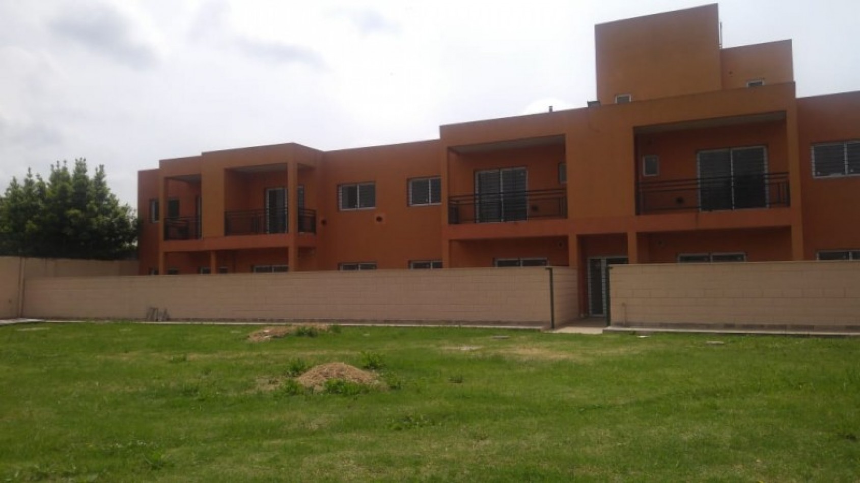 DEPARTAMENTO   3 AMB.  PLANTA BAJA C/JARDIN Y COCHERA (COMPLEJO CERRADO)